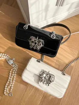 Маленькая сумка с богатым и благородным шармом в виде сердца 2023, новая сумка с 3D бантом и цепочкой под мышками, модная сумка через плечо