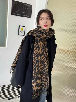 Новый зимний шарф 2022 года, утолщенный женский, сохраняющий тепло Осенне-зимний Корейский универсальный Леопардовый шарф с кисточками
